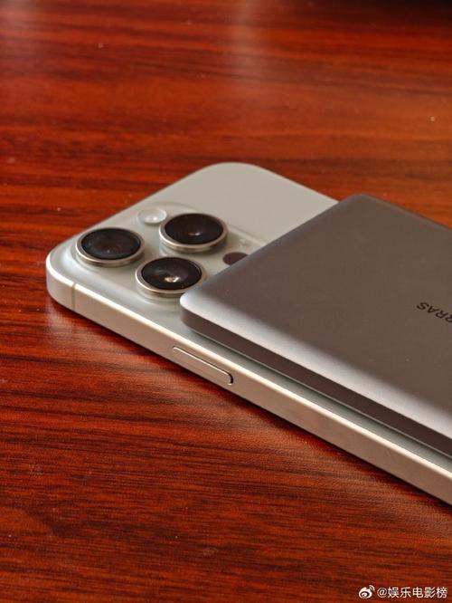 回官方的magsafe 外接电池,因为其智能与轻便是之前的产品都比不了的
